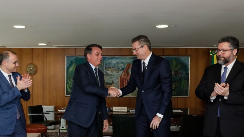 Presidente da República Jair Bolsonaro, durante assinatura do Termo de Posse do senhor Rolando Alexandre de Souza, Diretor-Geral da Polícia Federal (Foto: Isac Nóbrega/PR)