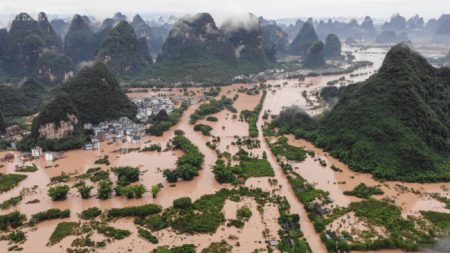 Fortes chuvas e inundações submergem regiões na China