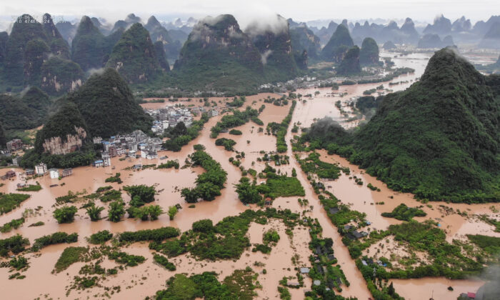 Ruas e edifícios submersos após fortes chuvas causarem inundações em Yangshuo, região de Guangxi, no sul da China, em 7 de junho de 2020 (STR / AFP via Getty Images)