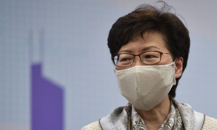 A líder de Hong Kong, Carrie Lam, fala durante uma reunião no escritório da RAE de Hong Kong durante sua visita a Pequim em 3 de junho de 2020 (Nicolas Asfouri / AFP via Getty Images)