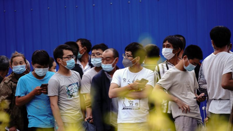 Residentes que visitaram ou moram perto do mercado de Xinfadi de Pequim fazem fila para um teste de ácido nucleico em 19 de junho de 2020 (Lintao Zhang / Getty Images)