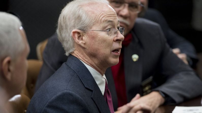 Dana Boente, procuradora-geral interino dos Estados Unidos, participa de uma reunião com o presidente dos Estados Unidos Donald Trump e xerifes do condado na sala Roosevelt da Casa Branca em Washington, DC, em 7 de fevereiro de 2017 (SAUL LOEB / AFP via Getty Images)