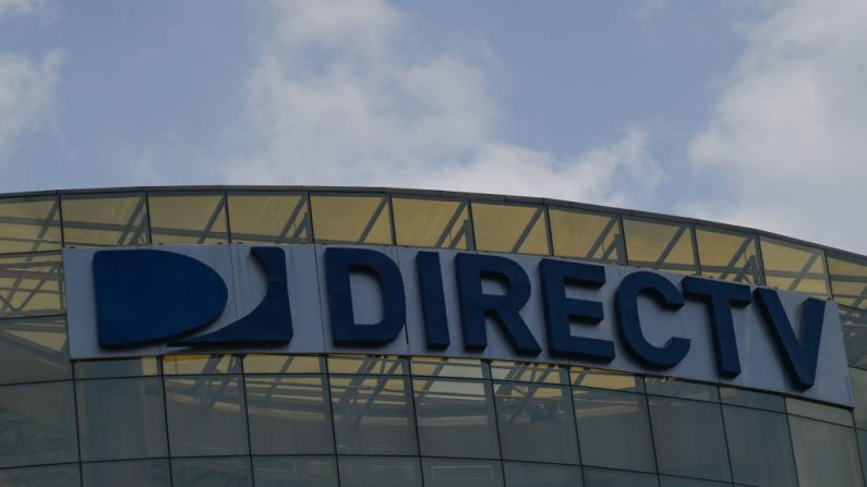 Vista do logotipo do provedor de serviços de transmissão via satélite DirecTV em sua sede em Caracas, em 19 de maio de 2020 (FEDERICO PARRA / AFP via Getty Images)