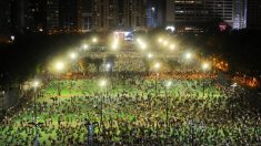 Milhares de pessoas desafiam proibição policial de homenagear o massacre da Praça da Paz Celestial em Hong Kong
