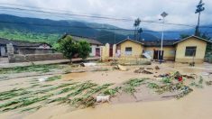 Inundações na China pioram com as águas lançadas da barragem Três Gargantas deixando cidades submersas