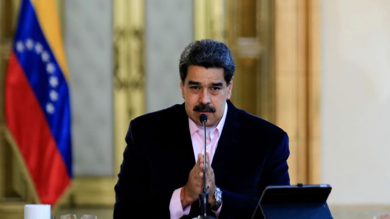 Foto da administração venezuelana mostra o ditador venezuelano Nicolás Maduro falando durante um anúncio de televisão no Palácio Presidencial de Miraflores, em Caracas, em 26 de março de 2020, após o Departamento de Justiça dos EUA acusá-lo de "narcoterrorismo" (JHONN ZERPA / Presidência da Venezuela / AFP via Getty Images)