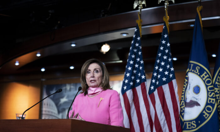 A presidente da Câmara, Nancy Pelosi (D-CA), fala durante uma entrevista coletiva semanal em Washington em 4 de junho de 2020 (Sarah Silbiger / Getty Images)