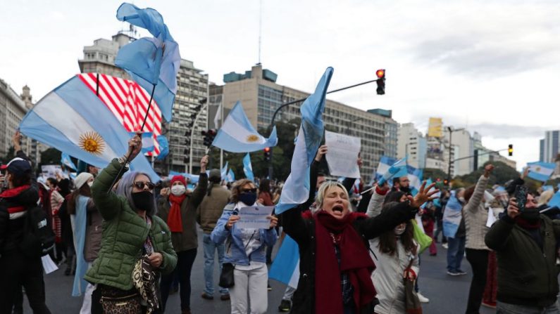 Manifestantes agitam as bandeiras nacionais da Argentina durante um protesto contra a quarentena e expropriação da empresa de agronegócio de Vicentín pelo governo do presidente Alberto Fernández no Obelisco de Buenos Aires (Foto de ALEJANDRO PAGNI / AFP via Getty Images)
