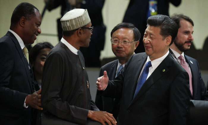 O líder chinês Xi Jinping (direita) cumprimenta o presidente da Nigéria Muhammadu Buhari (esquerda) durante uma sessão plenária da Cúpula de Segurança Nuclear de 2016 em Washington, em 1º de abril de 2016 (Alex Wong / Getty Images)