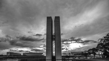 Presidente do Senado ordena retirada de invasores do Congresso