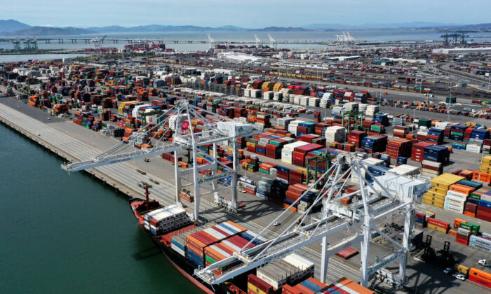 Um navio porta-contêineres ancora no porto de Oakland em 29 de abril de 2020 em Oakland, Califórnia (Justin Sullivan / Getty Images)