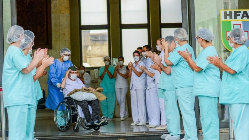 o senhor Ermando Piveta, de 99 anos, ex-integrante da Força Expedicionária Brasileira (FEB), recebeu alta da COVID-19 no Hospital das Forças Armadas (HFA) (© Cb Estevam/CCOMSEx)