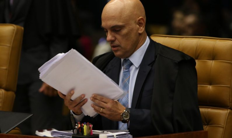 Alexandre de Moraes critica Meta por manter perfis falsos