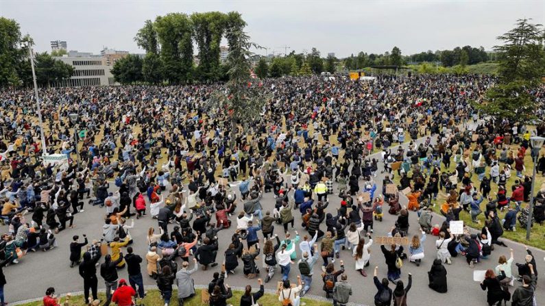 Visão geral dos manifestantes durante uma manifestação contra o racismo no Parque Nelson Mandela em Amsterdã, Holanda, 10 de junho de 2020 (EFE / EPA / SEM VAN DER WAL)