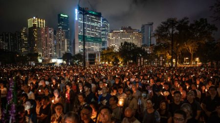 Autonomia de Hong Kong sob escrutínio após vigília anual pelo massacre da Praça da Paz Celestial ser cancelada