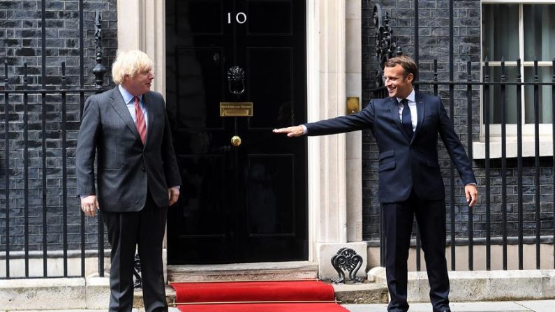 O presidente francês Emmanuel Macron (D) verifica a distância social com o primeiro-ministro britânico Boris Johnson (E) ao chegar na Downing Street em Londres, Reino Unido (EFE / Andy Rain)