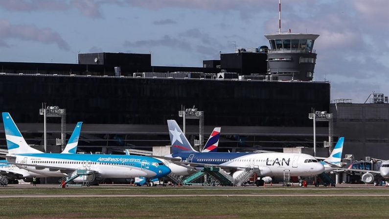 A aeronave da empresa Latam estacionado por causa da quarentena obrigatória por COVID-19, em 14 de Abril, 2020, em Buenos Aires (EFE/Juan Ignacio Roncoroni)