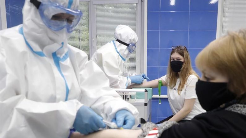Especialistas médicos coletam sangue para testar anticorpos contra o coronavírus COVID-19 no hospital 191 em Moscou, Rússia, 3 de junho de 2020 (EFE / EPA / MAXIM SHIPENKOV)