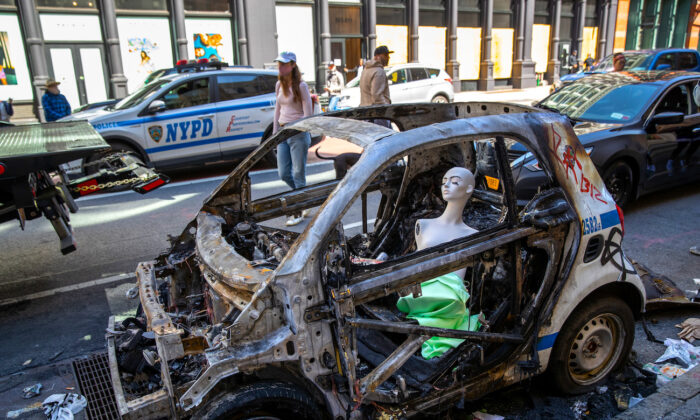 Um manequim dentro de um veículo policial queimado no bairro Soho de Manhattan, em Nova Iorque, em 1 de junho de 2020 (John Moore/ Getty Images)