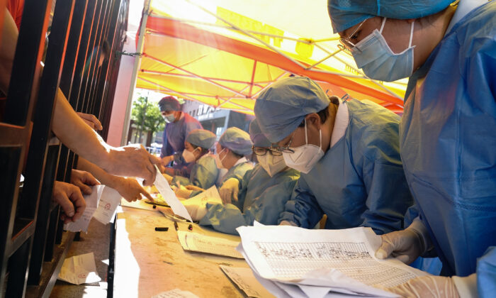 Profissionais de saúde classificam os resultados dos testes de ácido nucléico no hospital de Pequim, China, em 14 de junho de 2020 (Lintao Zhang / Getty Images)