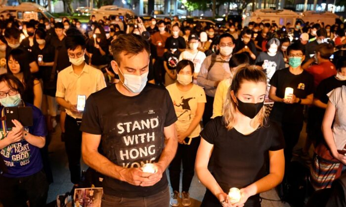 Pessoas seguram velas em frente ao Chiang Kai-shek Memorial Hall, também conhecido como Free Square, para marcar o 31º aniversário do Massacre da Praça da Paz Celestial de 1989 em Taipei, Taiwan, em 4 de junho de 2020 (Sam Yeh / AFP via Getty Images)