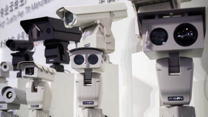 Câmeras de segurança AI (inteligência artificial) que usam tecnologia de reconhecimento facial são exibidas na 14ª Exposição Internacional de Proteção e Segurança Pública da China no Centro Internacional de Exposições da China em Pequim, China, em 24 de outubro de 2018 (Nicolas Asfouri / AFP via Getty Images)