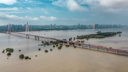 China: deslizamentos de terra destroem centenas de casas, temem-se muitas mortes