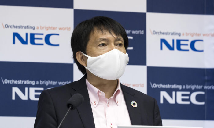 Hiroshi Kodama, diretor de informações da NEC, durante uma demonstração na sede da NEC Corporation em Tóquio em 13 de julho de 2020 (Tomohiro Ohsumi / Getty Images para NEC Corporation)