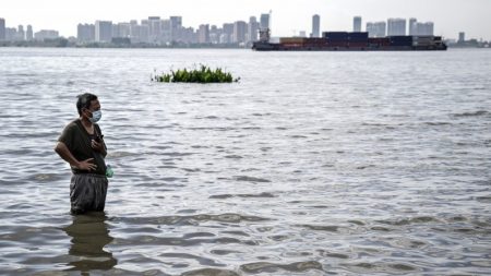 China: deslizamento de terra soterra nove pessoas e país sofre as piores inundações em anos