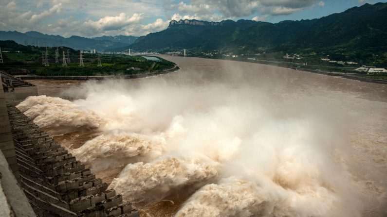 Barragem das Três Gargantas descarregando água da enchente em Yichang, China, em 19 de julho de 2020 (STR / AFP / Getty Images)