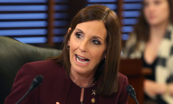 A senadora Martha McSally (R-Ariz.) fala durante o Comitê de Serviço Armado do Senado, em Washington, em 6 de março de 2019 (Mark Wilson / Getty Images)