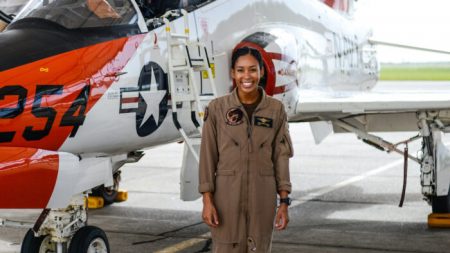 Primeira mulher negra a se formar como piloto de caça da Marinha dos EUA está pronta para receber suas asas de ouro