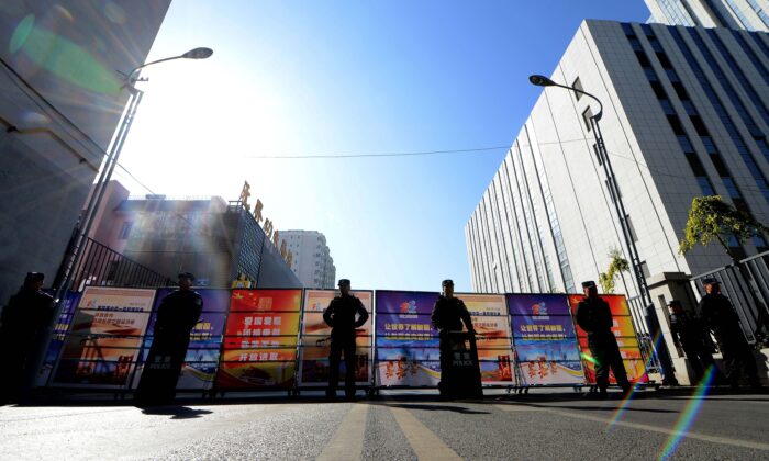 Polícia chinesa fecha a estrada que leva ao Tribunal Popular Intermediário de Urumqi em Urumqi, região de Xinjiang, extremo oeste da China, em 17 de setembro de 2014 (GOH CHAI HIN / AFP via Getty Images)