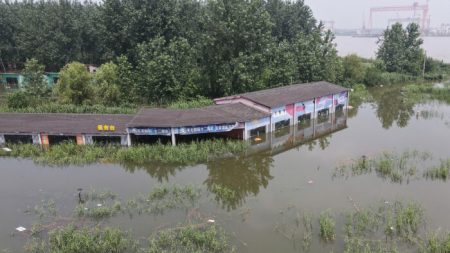 Enquanto a China sofre graves inundações, líderes do regime desaparecem dos olhos do público
