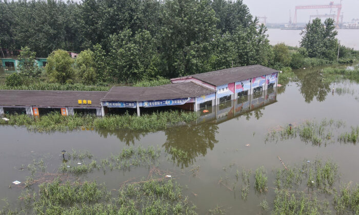 Um edifício submerso por inundações em Zhenjiang, China, em 20 de julho de 2020 (STR / AFP via Getty Images)