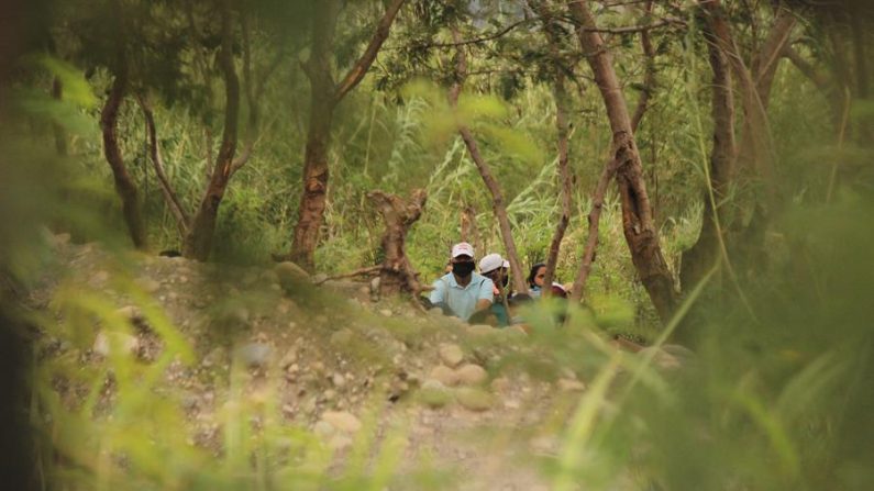 Fotografia de pessoas do lado colombiano perto de uma das passagens ilegais, chamadas "trochas", em San Antonio del Táchira, Venezuela (EFE / Johnny Parra / Arquivo)