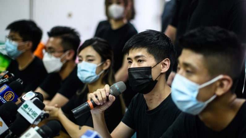 O ativista pró-democracia Lester Shum (2º D) e outros vencedores das primárias democráticas não oficiais realizam uma conferência de imprensa em Hong Kong em 15 de julho de 2020 (Anthony Wallace / AFP via Getty Images)