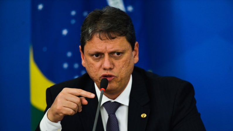 O ministro da Infraestrutura, Tarcísio Gomes de Freitas , durante a coletiva de imprensa no Palácio do Planalto, sobre as ações de enfrentamento no combate ao coronavírus (© Marcello Casal Jr/Agência Brasil)