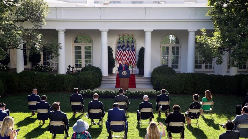 O presidente dos Estados Unidos, Donald Trump, foi registrado nesta terça-feira, durante uma conferência de imprensa, nos jardins da Casa Branca, em Washington DC (EFE / Tasos Katopodis)