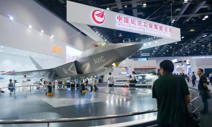 Um homem observa um modelo de caça furtivo modelo J-31 gyrfalcon, projetado pela Aviation Industry Corporation da China (AVIC), na Exposição Internacional de Aviação de Pequim, em Pequim, em 17 de setembro de 2015 (WANG ZHAO / AFP via Getty Images)