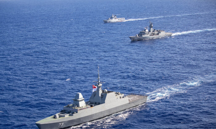 A Magestade do navio australiano Stuart navega em companhia do navio Supremo da República de Cingapura e Kapal Diraja Brunei (navio do Royal Brunei) Daruleshan através do Oceano Pacífico enquanto se preparam para participar do Exercício Rim of the Pacific 2020 em 17 de agosto de 2020 (Departamento de Defesa da Austrália)