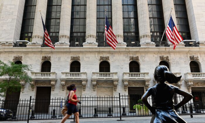 Pessoas passam pela Bolsa de Valores de Nova York (NYSE) em Wall Street na cidade de Nova Iorque em 3 de agosto de 2020 (ANGELA WEISS / AFP via Getty Images)