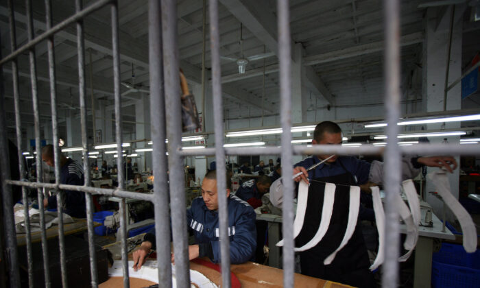 Reclusos trabalham em uma oficina de costura em uma prisão no município de Chongqing, China, em 7 de março de 2008 (China Photos / Getty Images)