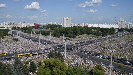 Enorme protesto ocorre na Bielorússia após ‘último ditador’ da Europa rejeitar novas eleições