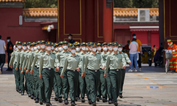 Soldados do Exército da Libertação do Povo marcham em frente à entrada da Cidade Proibida em Pequim em 20 de maio de 2020 (Andrea Verdelli / Getty Images)