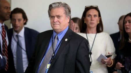 Bannon diz que acusações contra ele são um ‘golpe político’ e que ele não vai recuar