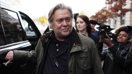 Steve Bannon se declara inocente de fraude e é libertado sob fiança