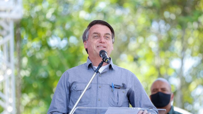 O presidente da República, Jair Bolsonaro, participa da apresentação do Projeto da Ponte sobre o Rio Pariquera-Açu (© Carolina Antunes/PR)