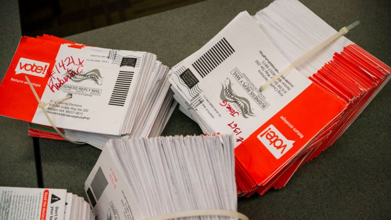 Os envelopes das cédulas aguardam para serem armazenados na sede da eleição de King County em 4 de agosto de 2020 em Renton, Washington (David Ryder / Getty Images)