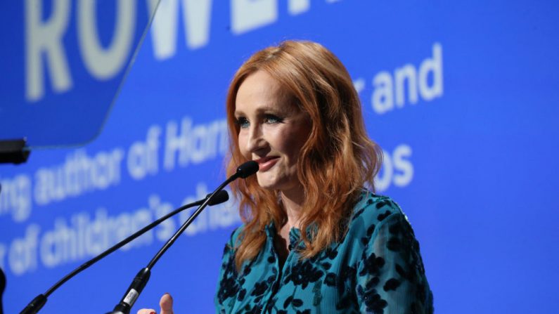 J.K. Rowling aceita um prêmio no palco durante o Robert F. Kennedy Human Rights Host (Foto por Bennett Raglin / Getty Images para Robert F. Kennedy Human Rights)